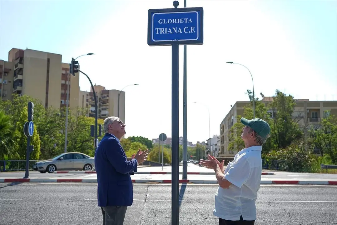  Inauguraci&oacute;n de la Glorieta dedicada al Triana Club de F&uacute;tbol con el alcalde de Sevilla, Jos&eacute; Luis Sanz (i), y el presidente del club |&nbsp;AYTO DE SEVILLA 