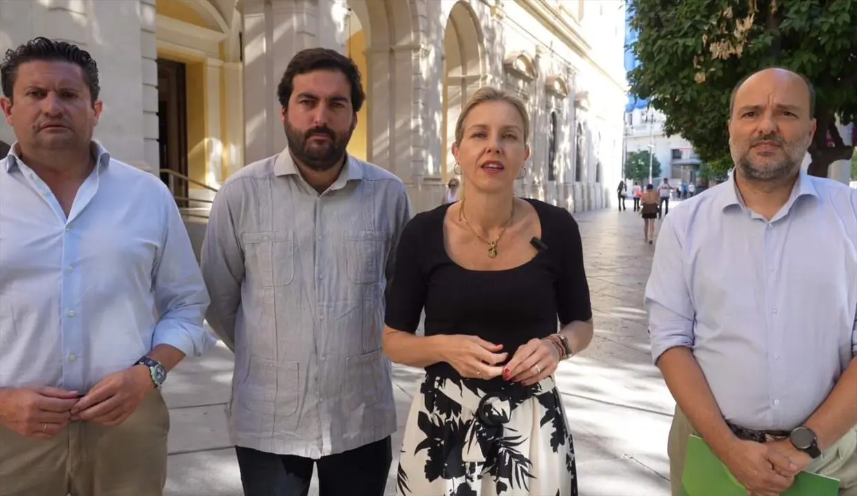  Cristina Pel&aacute;ez, flanqueada por los ediles Fernando Rodr&iacute;guez Galisteo (i) y Gonzalo Garc&iacute;a de Polavieja (d), a las puertas del Consistorio. | Vox 
