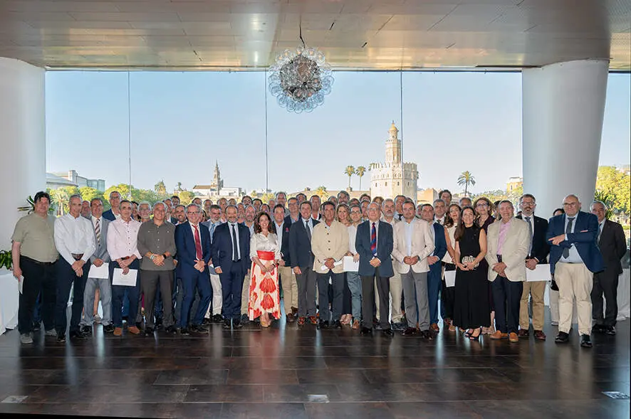  La presidenta, Helena Ruiz con los homenajeados que han cumplido 50 y 25 a&ntilde;os de colegiaci&oacute;n. | CEDIDA 