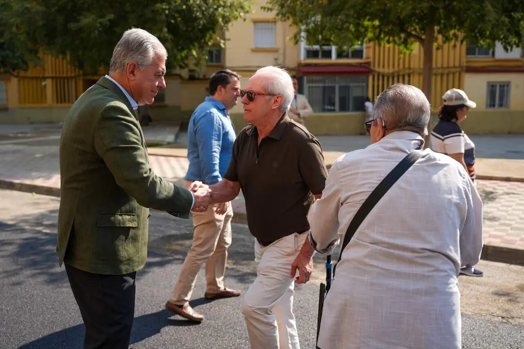  El alcalde de Sevilla, Jos&eacute; Luis Sanz, en el Tiro de L&iacute;nea saludando a unos vecinos | AYTO SEVILLA 