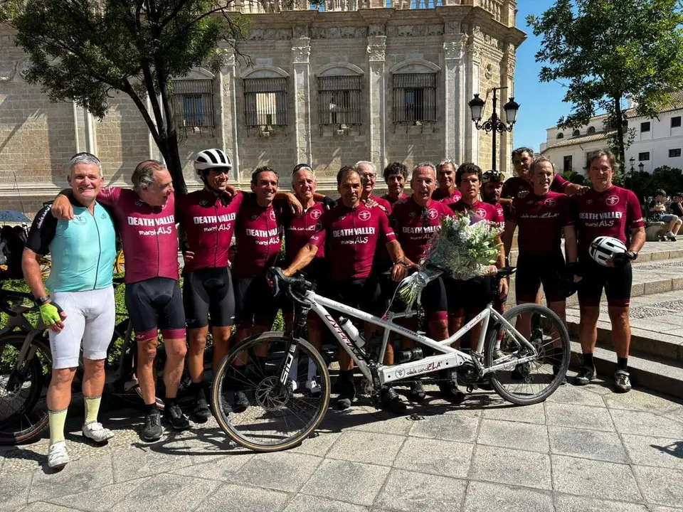  Imagen de los miembros de escandELA, acompa&ntilde;ando a Jaime Lafita, (7d), a su llegada a Sevilla | DALECANDELA 