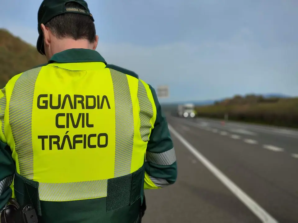  Un agente de la Guardia Civil de Tr&aacute;fico en una imagen de archivo | Guardia Civil. 