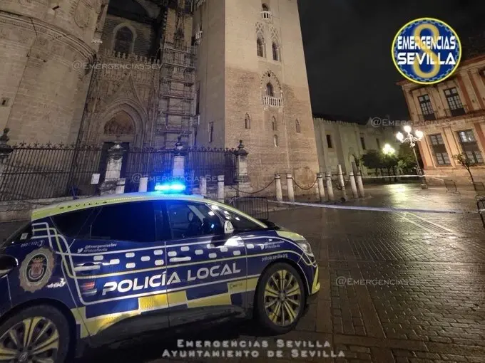 La Policia Local en el centro. | @emergenciassev 