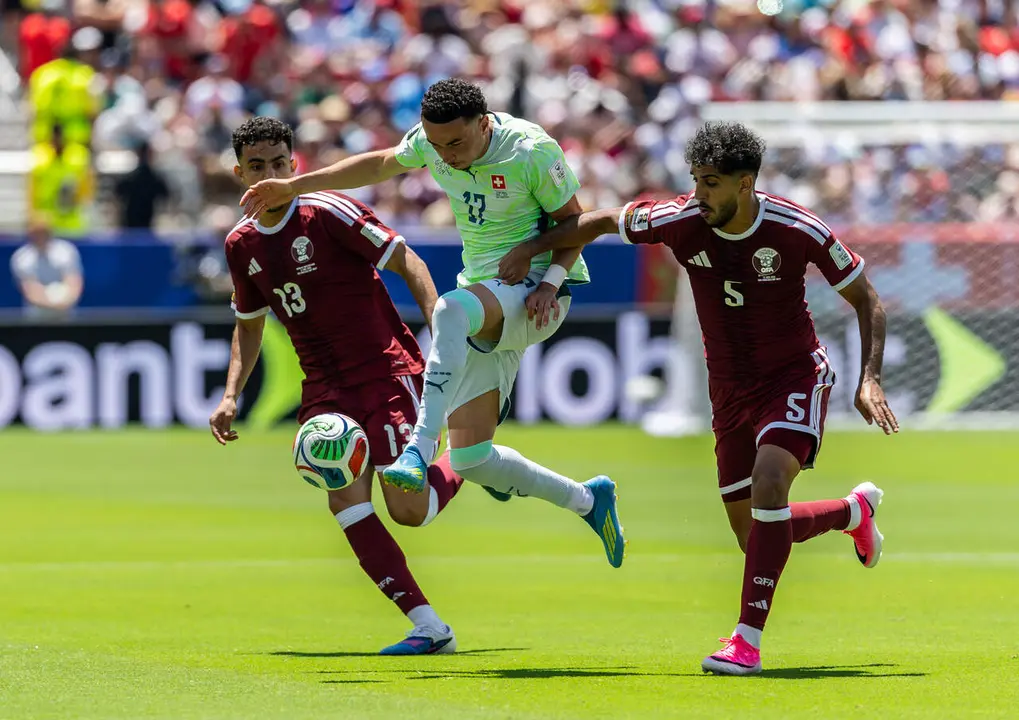  Rub&eacute;n Vargas, extremo de la selecci&oacute;n de Suiza, controla el bal&oacute;n ante la presencia de los defensas de la selecci&oacute;n de Catar. | EP 