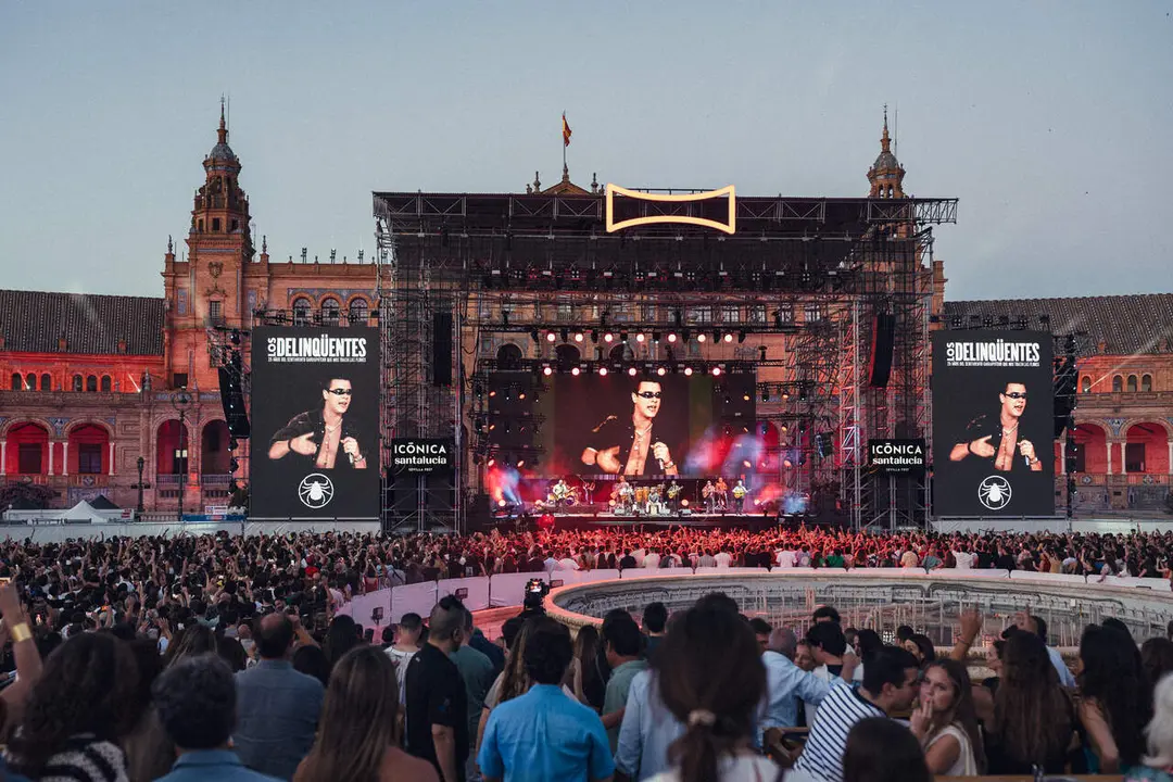 Los Delinq&uuml;entes llenan de veneno negro Ic&oacute;nica ante un sold out de garrapateros y con Migue desde las nubes. 