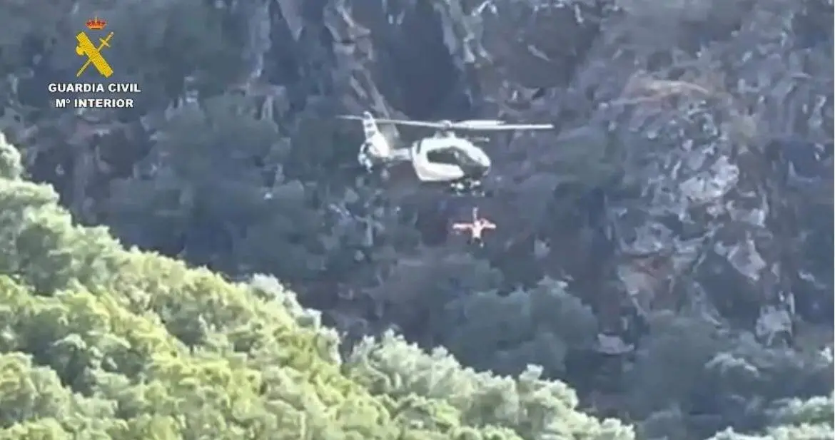  Rescate de un hombre tras sufrir una grave ca&iacute;da en el sendero del Arroyo de la Mojonera en Sevilla 