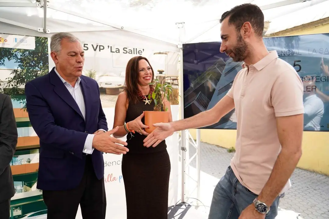  Entregas de llaves de cinco viviendas protegidas en r&eacute;gimen especial de alquiler en la Macarena en Sevilla 