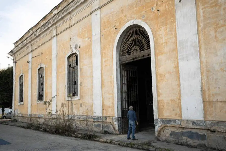  Puerta de acceso a la nave donde se ubicar&aacute; la nueva sede de la Cabalgata 