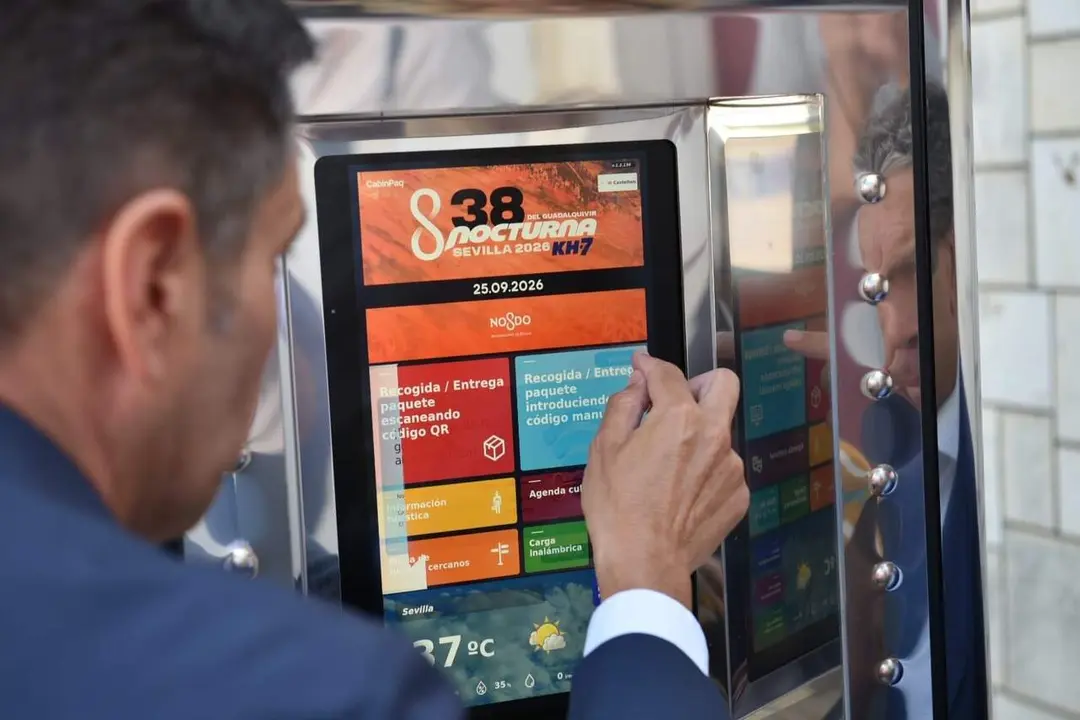  Imagen de recurso de una persona usando una CabinPaq, las cabinas inteligentes instaladas en centros deportivos. | AYTO 