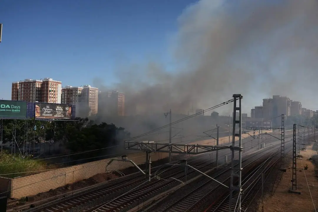  Humareda fruto de un incendio en el entorno de Santa Justa en Sevilla 