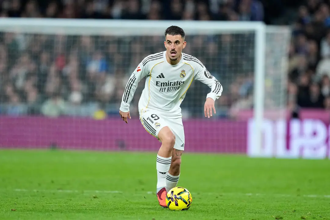  Dani Ceballos conduce el bal&oacute;n en un partido de LaLiga con el Real Madrid en el Santiago Bernab&eacute;u. | Archivo/EP 