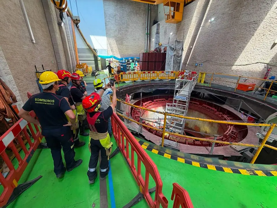  Efectivos del Consorcio de Bomberos de Sevilla durante una visita t&eacute;cnica a la Central El&eacute;ctrica de Guillena | DIPUTACI&Oacute;N DE SEVILLA 