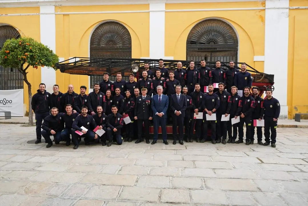  El alcalde de Sevilla, Jos&eacute; Luis Sanz, junto al cuerpo de bomberos de Sevilla. | AYTO. 