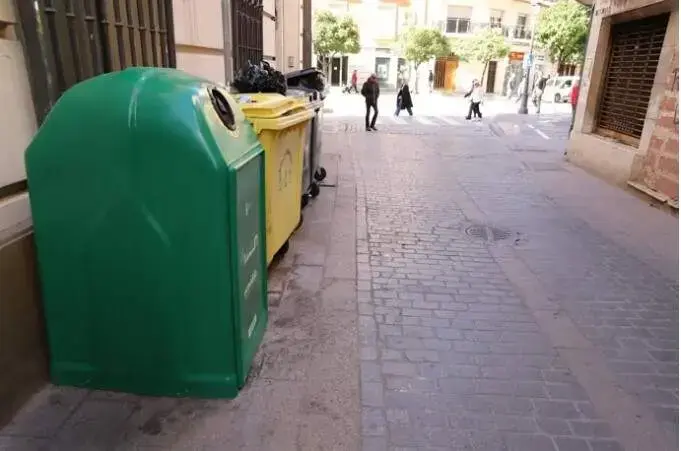 Contenedores en una calle de Jerez | AI