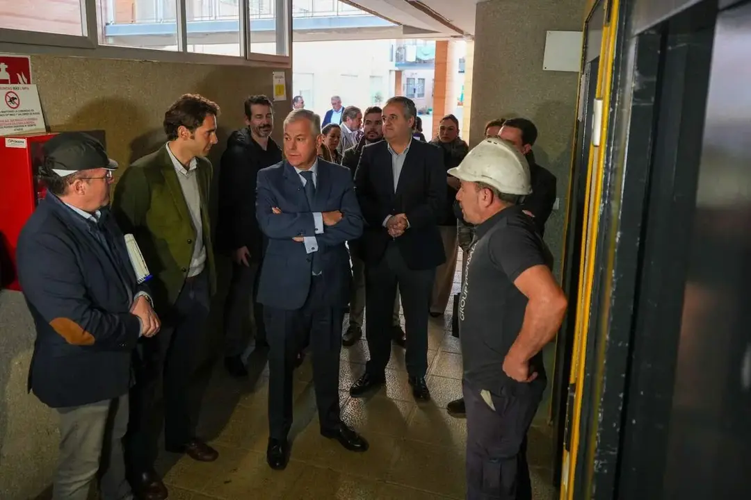 El alcalde de Sevilla, Jos&eacute; Luis Sanz, visitando las obras de instalaci&oacute;n de ascensores en pisos de Los Pajaritos | AYTO DE SEVILLA