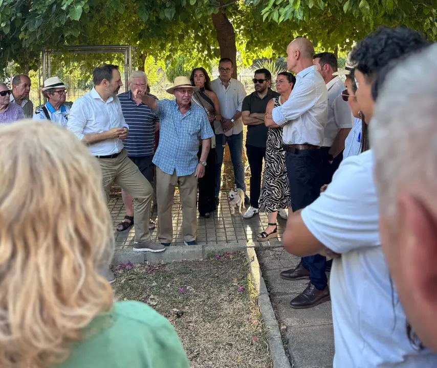  Mu&ntilde;oz se ha reunido con los vecinos y ha conocido el estado de los jardines. | PSOE 