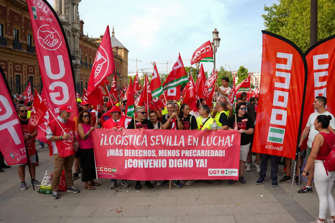  Los sindicatos se han concentrado ante el Palacio de San Telmo para exigir a la patronal UNO que mejore las condiciones de los trabajadores de los operadores log&iacute;sticos de la provincia. | EP 