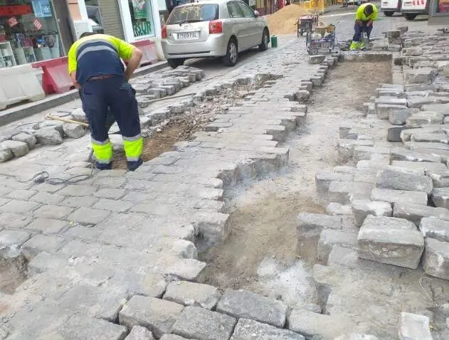 Archivo - Labores de renovaci&oacute;n del adoquinado en mal estado en la calle Alfonso XII, como foto de recurso | AYTO DE SEVILLA 
