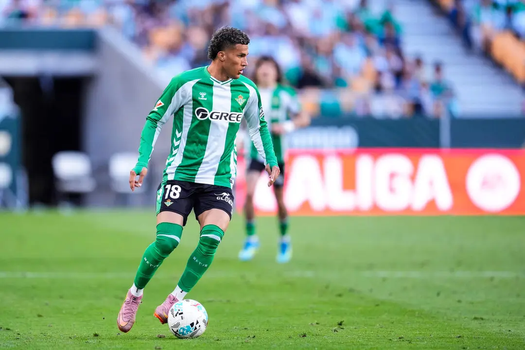  Nelson Deossa conduce el bal&oacute;n en una partido de LaLiga disputado en La Cartuja. | Archivo/EP 