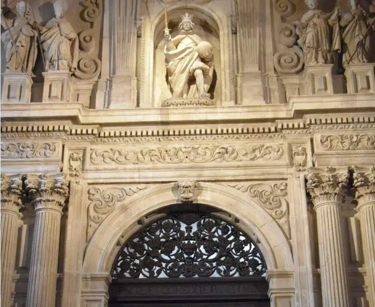  Detalle de la Puerta de San Fernando de la Catedral, por la que se accede a la Parroquia del Sagrario | CATEDRAL DE SEVILLA 