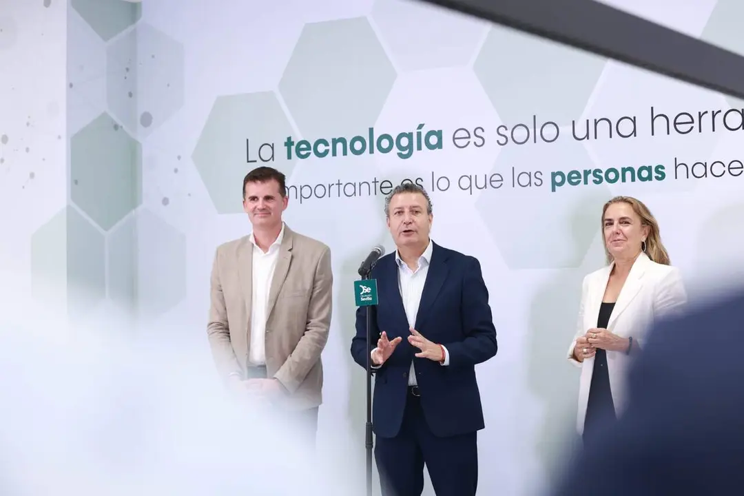  El presidente de la Diputaci&oacute;n de Sevilla, Javier Fern&aacute;ndez, en la inauguraci&oacute;n de un nuevo centro de trabajo de Inpro |&nbsp;DIPUTACI&Oacute;N DE SEVILLA 
