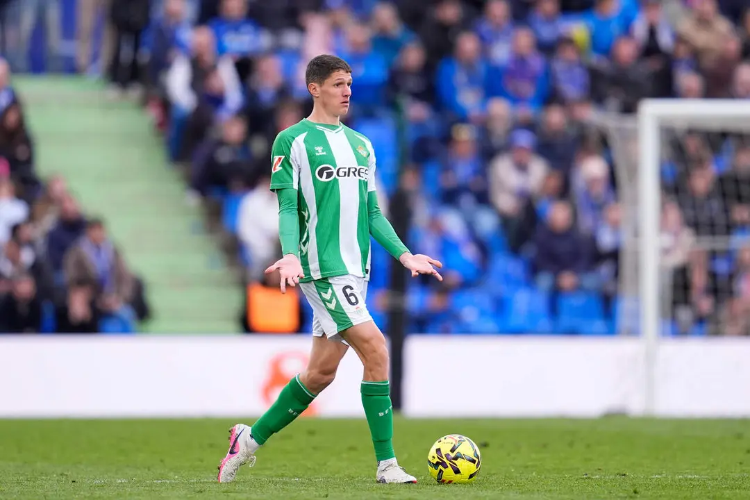  Sergi Altimira conduce el bal&oacute;n en el partido de LaLiga disputado entre el Getafe y el Real Betis. | Archivo/EP 