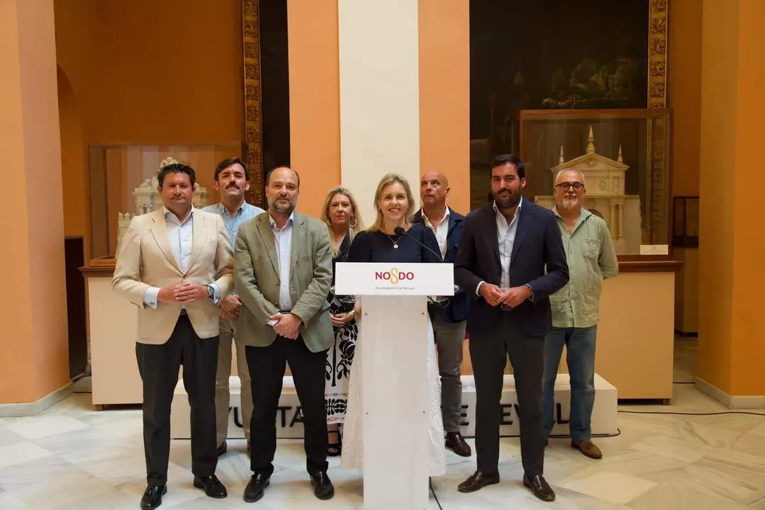  Pel&aacute;ez rodeada de los concejales y equipo de Vox en el Ayuntamiento de Sevilla. | Vox 
