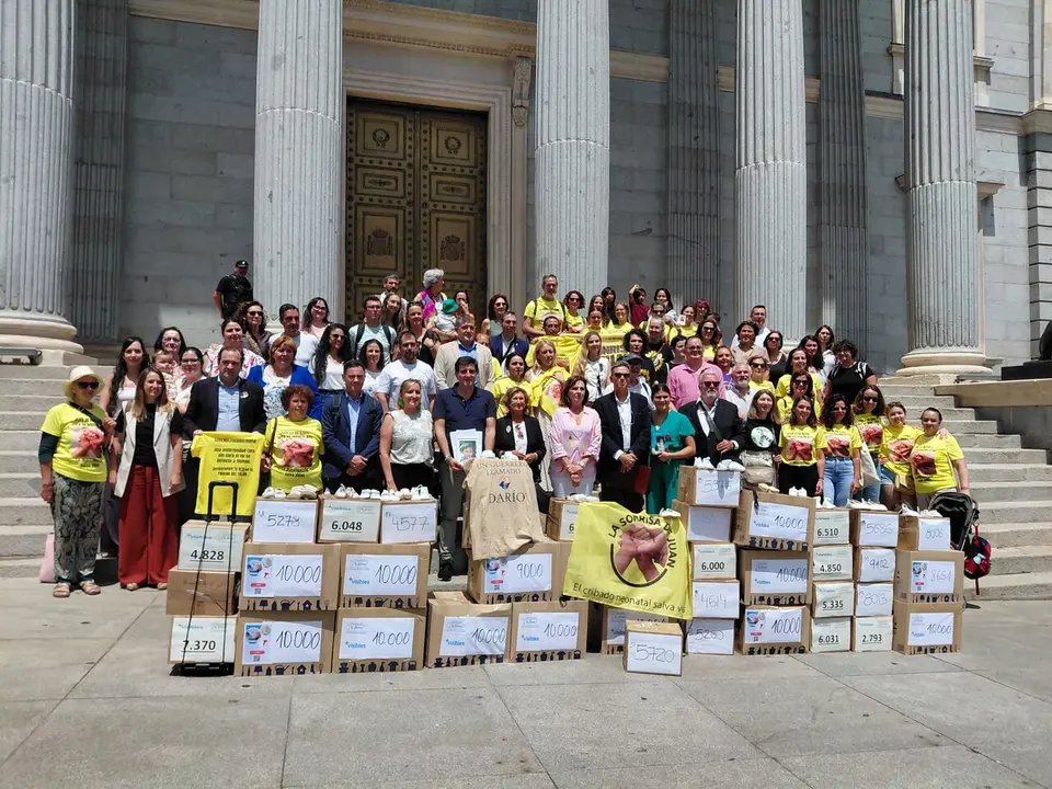  Representantes de la iniciativa social La sonrisa de Juan con sus firmas. | Cedida 