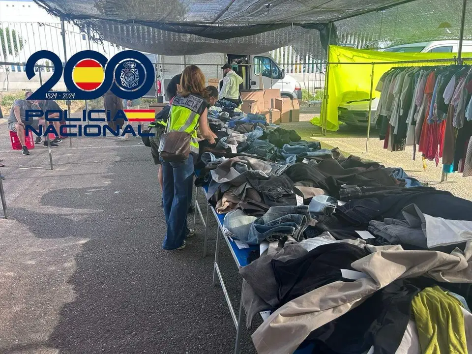  La Polic&iacute;a Nacional interviene prendas de ropa robadas en el mercadillo del Parque Alcosa. | CNP 