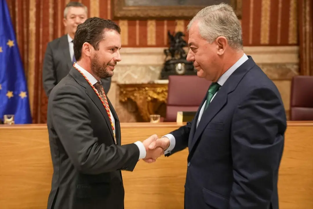  Toma de posesi&oacute;n del nuevo concejal del Ayuntamiento de Sevilla Fernando Ma&ntilde;es. | AYTO 