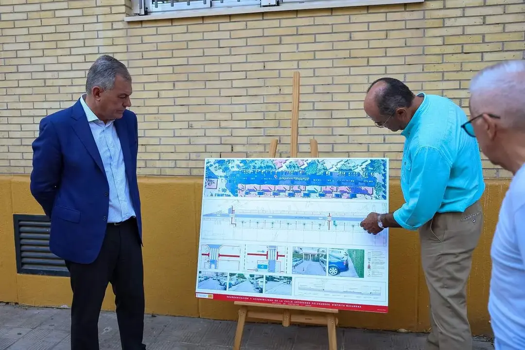El alcalde de Sevilla detalla a los vecinos el proyecto de reurbanizaci&oacute;n de la calle Artesanos Peluqueros, en el Distrito de la Macarena | EP