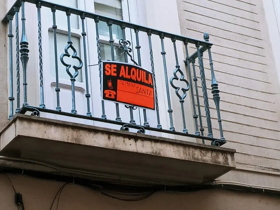  Un balc&oacute;n puesto en alquiler para la Semana Santa de Sevilla. | Archivo 