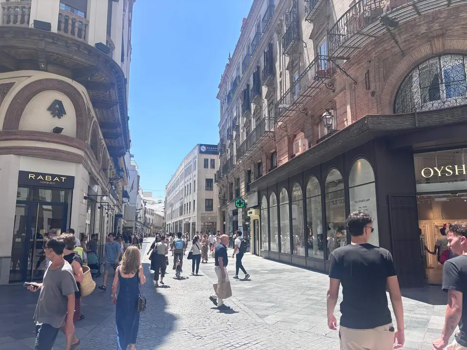  El PSOE ha criticado numerosas calles del centro siguen sin sombra. Lo considera el "en&eacute;simo fracaso" con los toldos<br> 