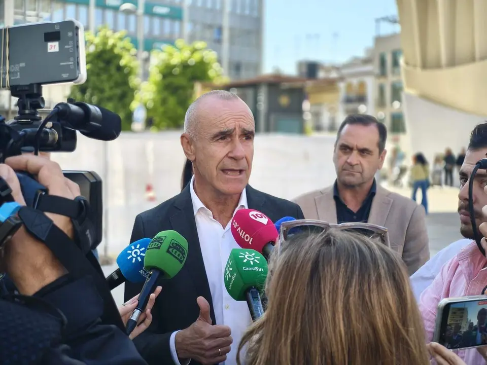  Archivo - El portavoz municipal del PSOE en Sevilla, Antonio Mu&ntilde;oz, antiende a los medios. Imagen de archivo | PSOE DE SEVILLA 