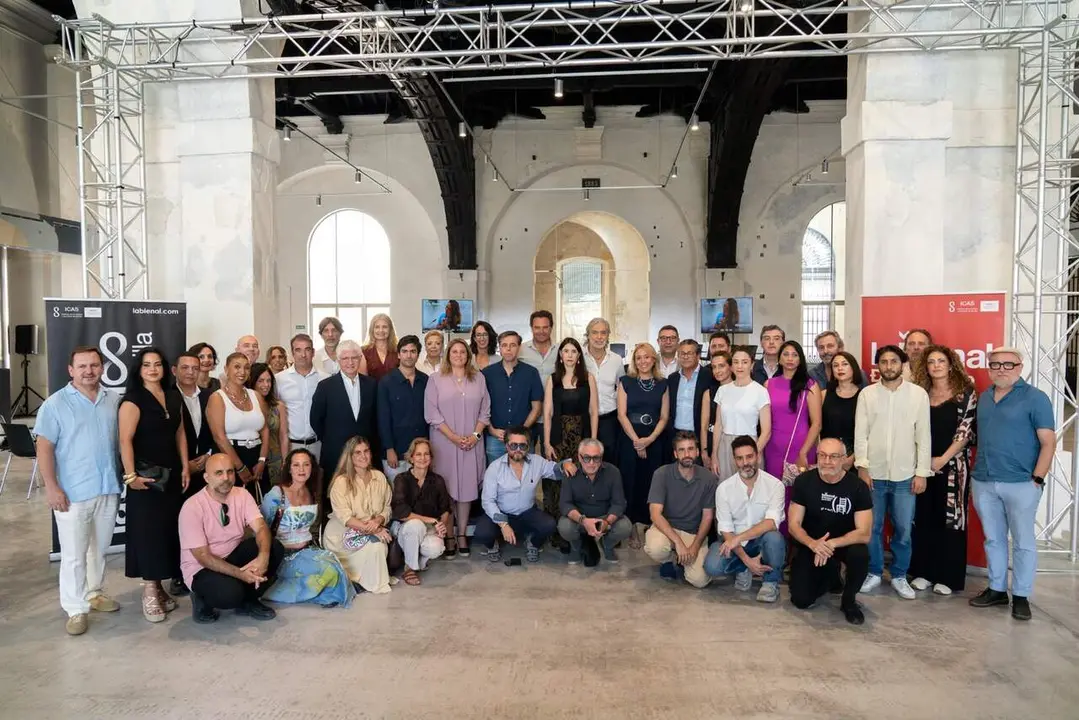  Foto de familia tras la presentaci&oacute;n de la programaci&oacute;n de actividades paralelas de la Bienal, en la F&aacute;brica de Artiller&iacute;a 
