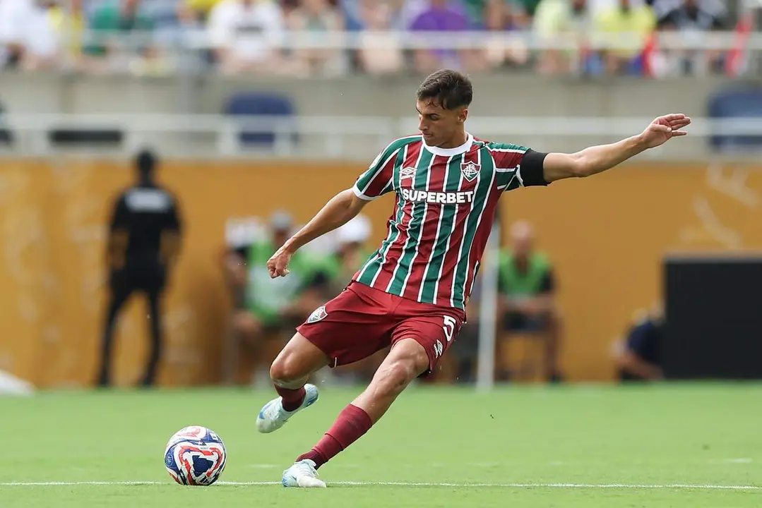 Facundo Bernal golpea el bal&oacute;n en un partido con Fluminense en la pasada edici&oacute;n del Mundial de Clubes. | FLU 