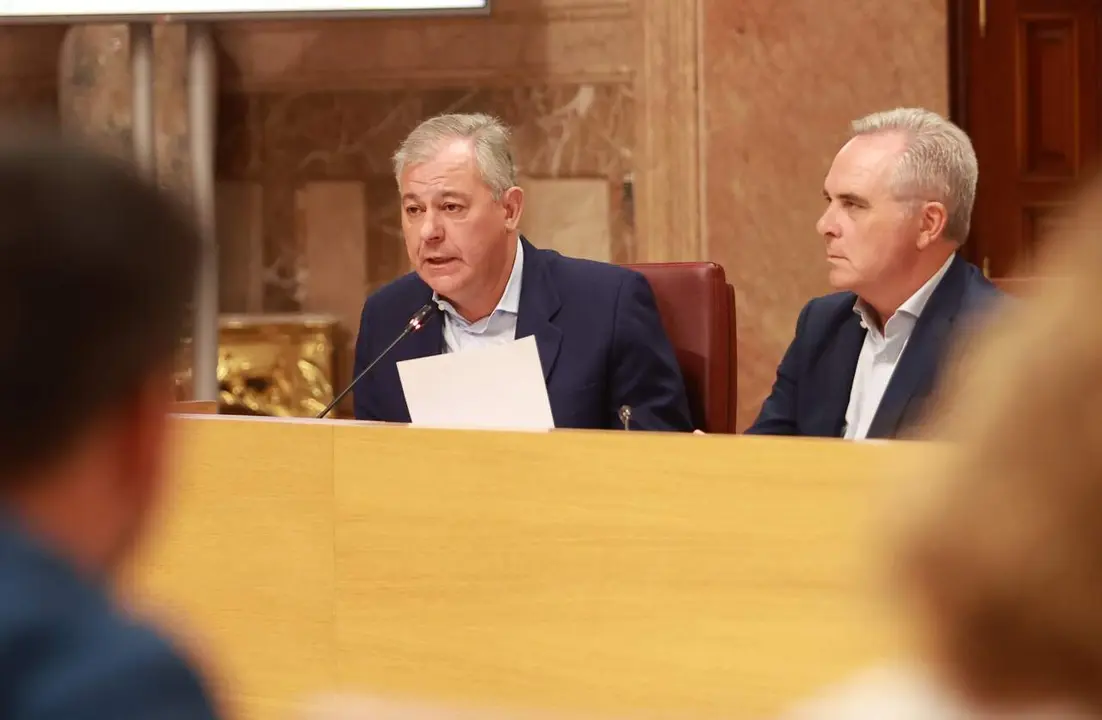  El alcalde de Sevilla, Jos&eacute; Luis Sanz, durante su intervenci&oacute;n en el pleno sobre el debate de la ciudad. | EP 
