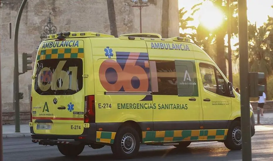  Archivo - Ambulancia de 061 en Sevilla - ROC&Iacute;O RUZ / EUROPA PRESS 