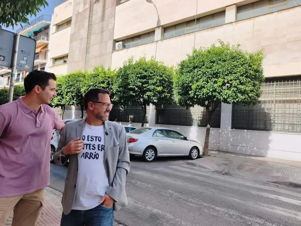  El portavoz de Adelante Andaluc&iacute;a, Jos&eacute; Ignacio Garc&iacute;a, junto al parlamentario, Javier Montes, en un edificio adquirido en Sevilla por un fondo de inversi&oacute;n para apartamentos tur&iacute;sticos |&nbsp;ADELANTE ANDALUC&Iacute;A 