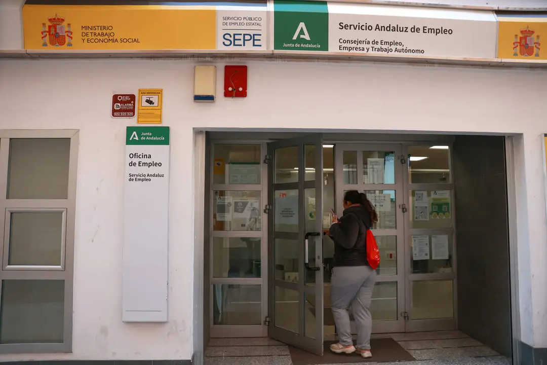  Archivo - Una mujer accede a una oficina del Servicio Andaluz de Empleo en una foto de archivo |&nbsp;E.P. 