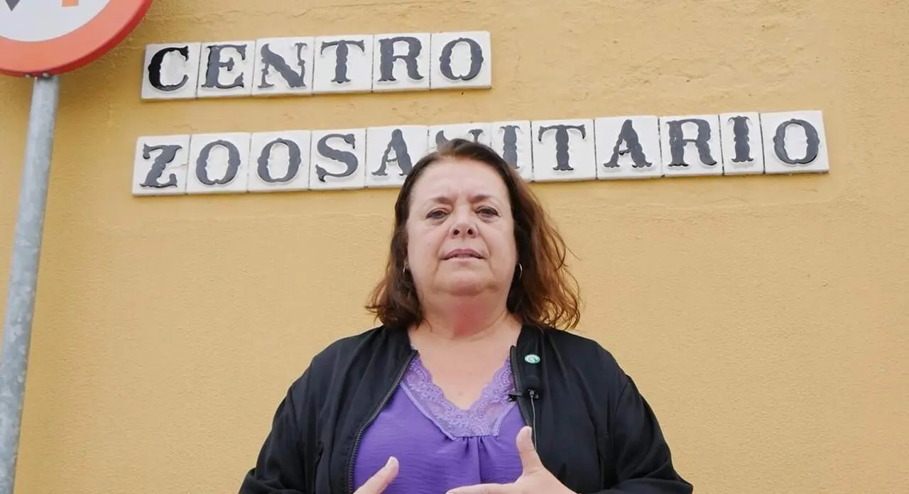  La concejal socialista Encarnaci&oacute;n Aguilar en el zoosanitario de Sevilla. | EP 