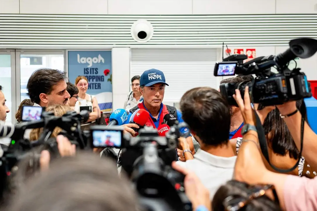  El presidente fundador de Fundaci&oacute;n SAMU atiende a los medios en el aeropuerto tras nueve d&iacute;as de trabajo en Venezuela para auxiliar a las v&iacute;ctimas de los terremotos | SAMU 