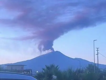  Imagen de la erupci&oacute;n del Etna, desde Catania. 