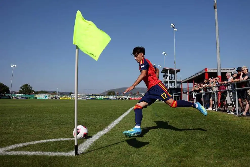  Jos&eacute; Antonio Morante lanza un saque de esquina contra Croacia. | UEFA 