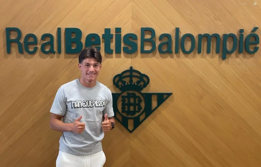  Fran Garc&iacute;a posa como nuevo jugador del Real Betis Balompi&eacute;. | Eloy S&aacute;nchez 