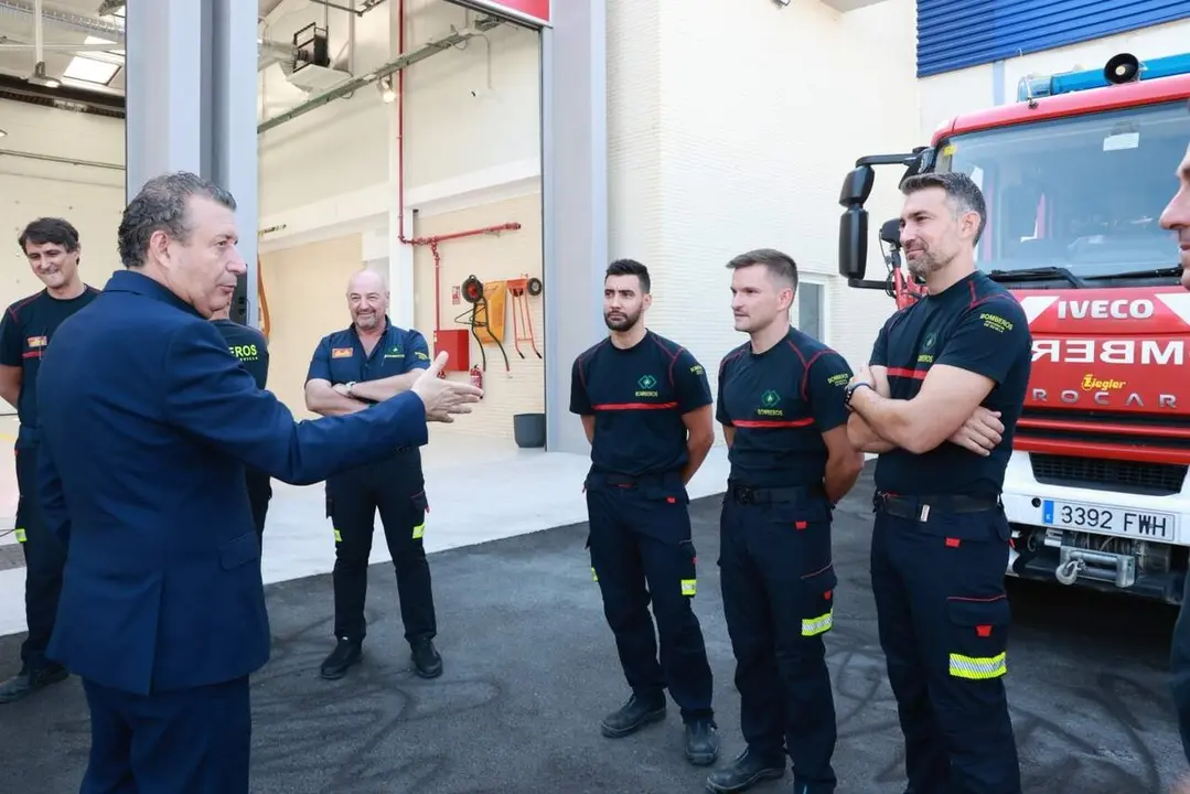  El presidente de la Diputaci&oacute;n de Sevilla, Javier Fern&aacute;ndez, conversa con efectivos del nuevo parque de Bomberos de Mor&oacute;n, inaugurado este 9 de julio |&nbsp;E.P. 