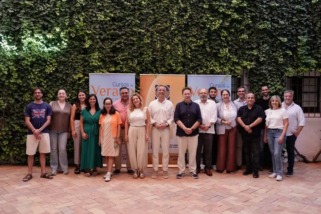  Rodr&iacute;guez Hans, en el centro, en la foto de familia tras la clausura del curso de verano sobre estrategias municipales de la Olavide en Carmona |&nbsp;AYTO. DE SEVILLA 
