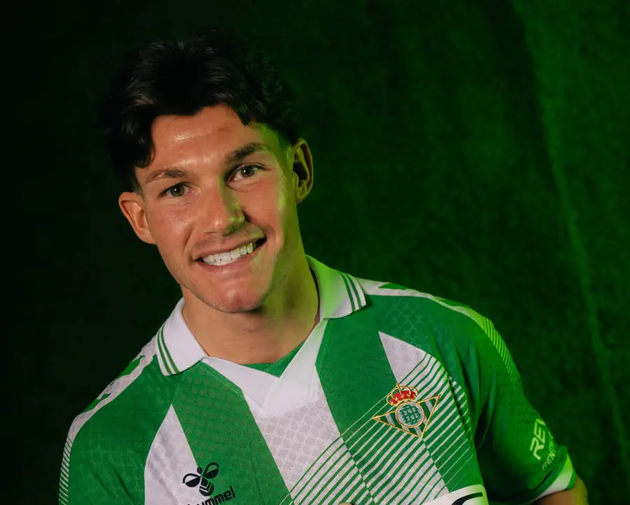  Fran Garc&iacute;a posa como nuevo jugador del Real Betis Balompi&eacute;. | RBB 