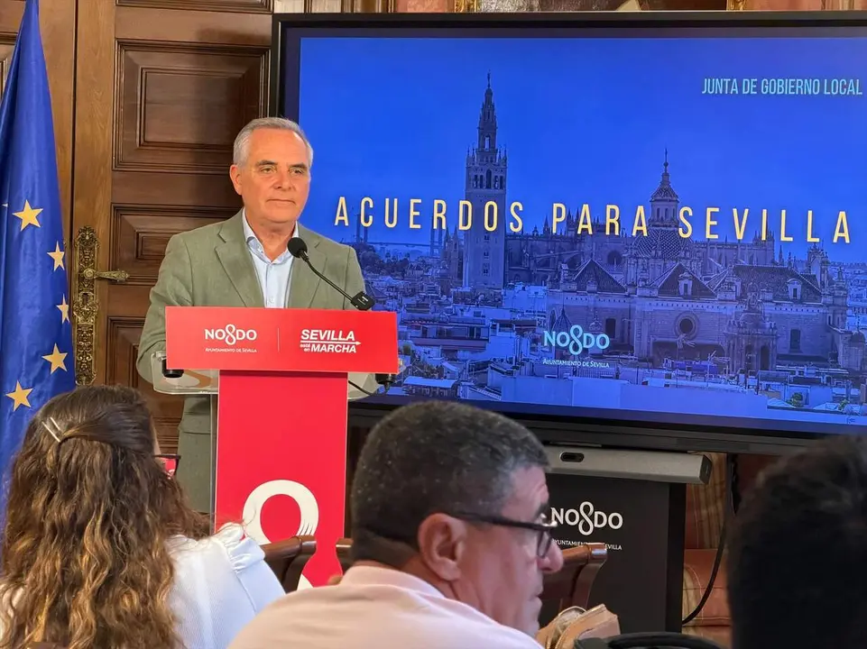  El portavoz del Gobierno local, Juan Bueno, en la rueda de prensa celebrada en el Consistorio. | AYTO 