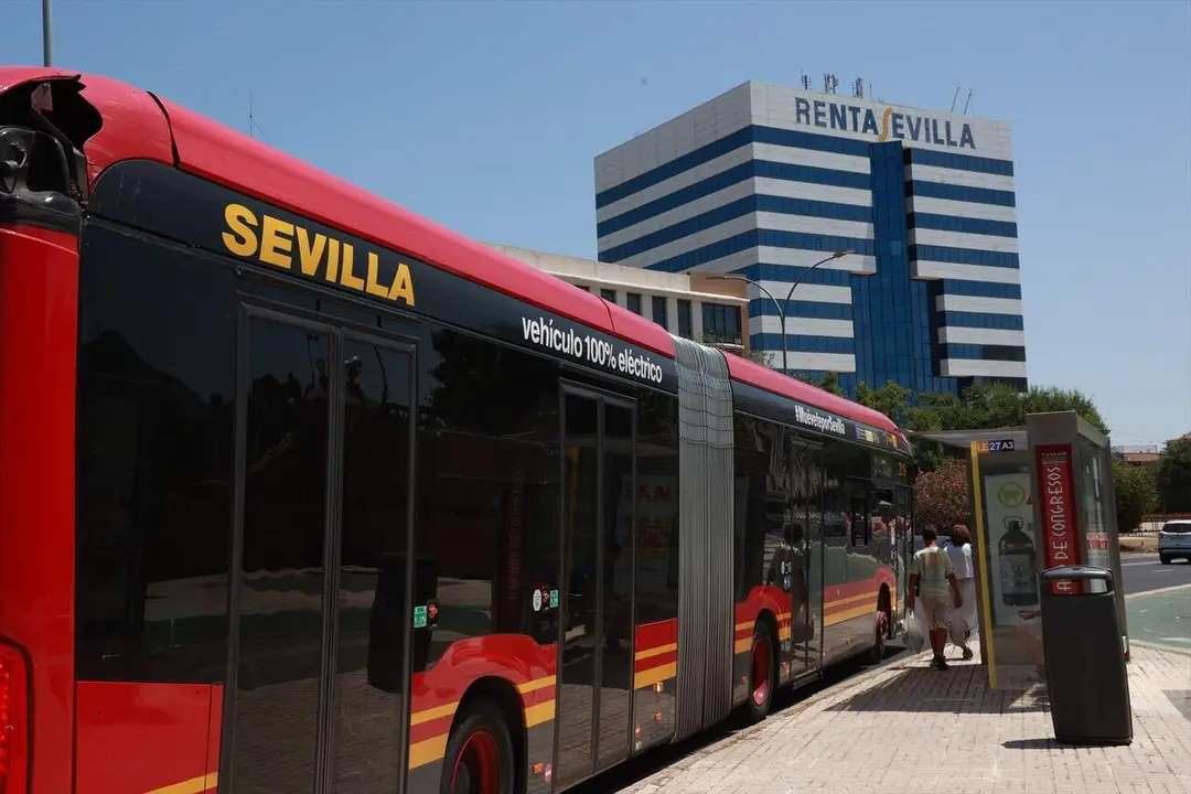  Autob&uacute;s de Tussam en una parada de la capital. | EP 